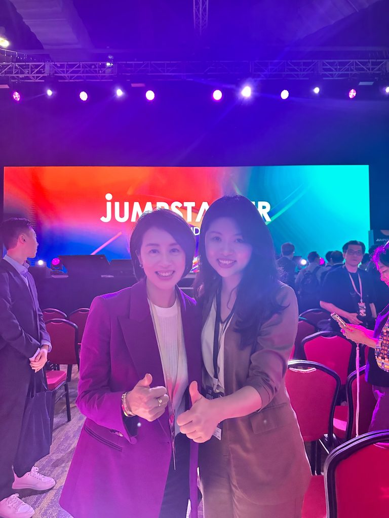 阿里巴巴香港創業者基金執行董事 周駱美琪(左)與虹科CEO 陳秋苑(右)