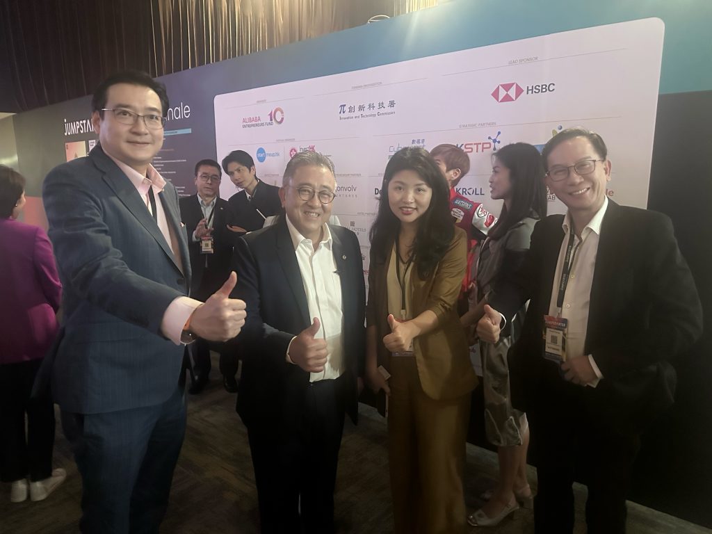 環亞集團創始人兼首席執行官 宋海施(左二)與虹科CEO陳秋苑 (左三)