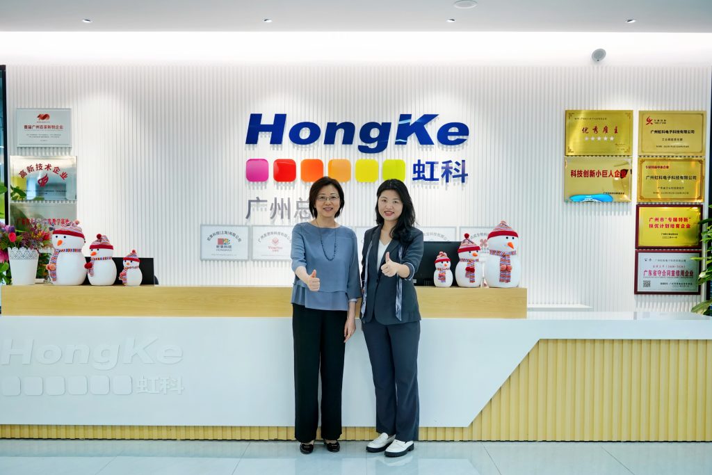 香港投資推廣署駐粵辦葉主任(左)與虹科CEO陳秋苑(右)合影